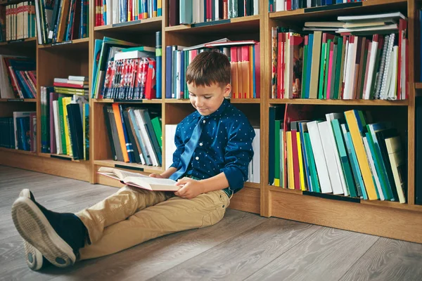 Jongen in bibliotheek — Stockfoto