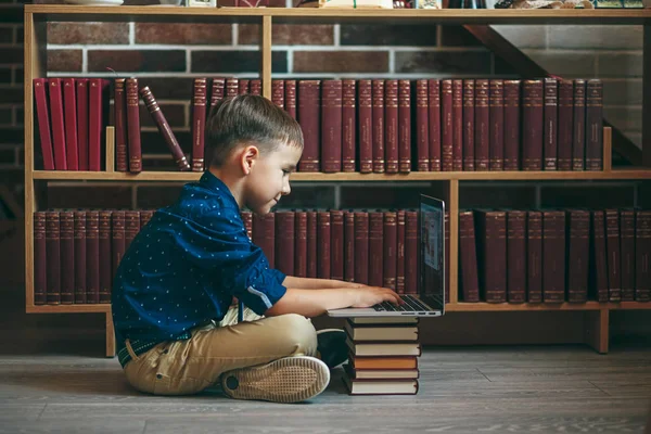 Jongen met laptop en boeken — Stockfoto