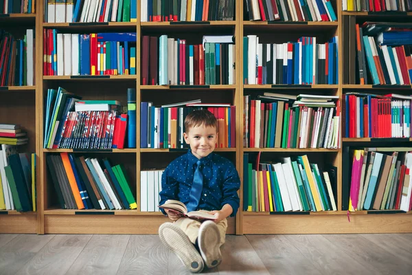 Jongen in bibliotheek — Stockfoto