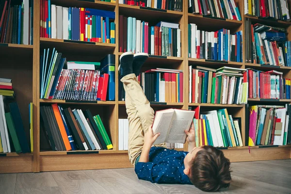 Boy in library — Stock Photo, Image