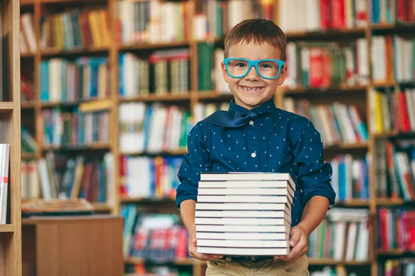 Junge mit Brille und Krawatte — Stockfoto