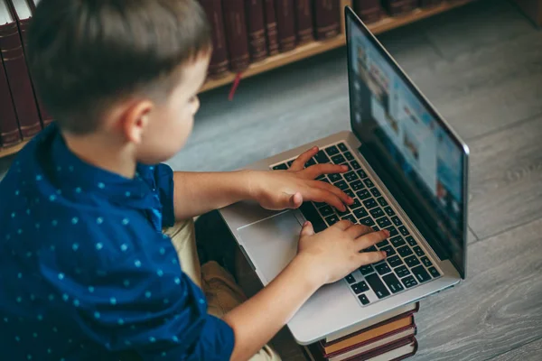 Niño con portátil y libros — Foto de Stock