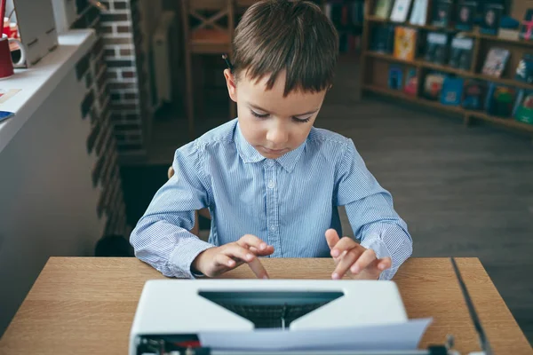 Niño con máquina de escribir — Foto de Stock