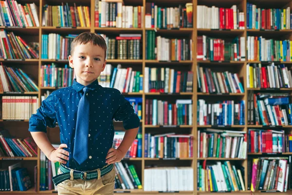 Jongen in bibliotheek — Stockfoto