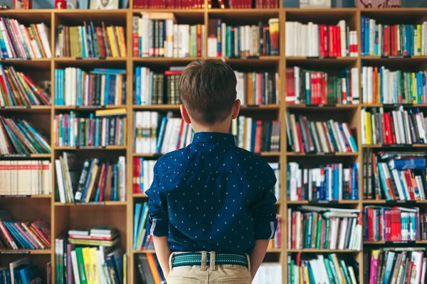 Junge in der Bibliothek — Stockfoto