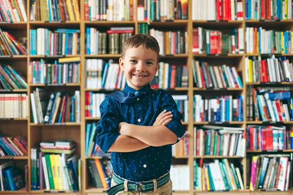 Jongen in bibliotheek — Stockfoto