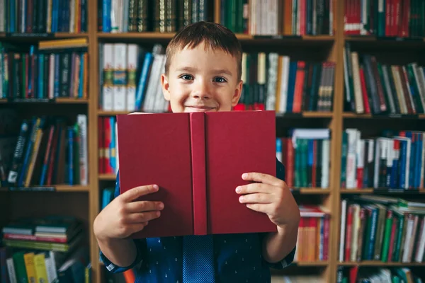 Junge in der Bibliothek — Stockfoto