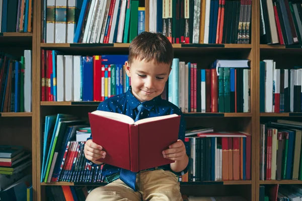 Jongen in bibliotheek — Stockfoto