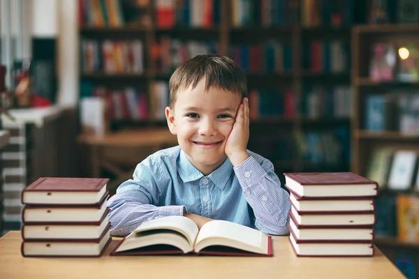 Jongen genieten van boeken — Stockfoto