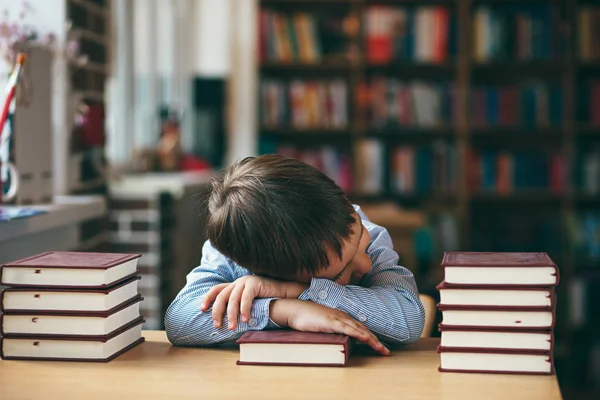 Junge schläft auf Tisch — Stockfoto