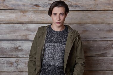 Adam şık rahat giysiler içinde poz