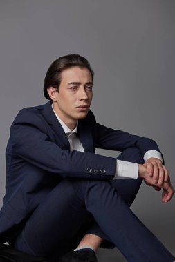 Düşünceli genç adam portresi