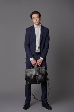 Genç işadamı tam uzunlukta profil portre