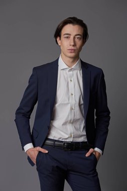 Eller cepler tutan işadamı portresi