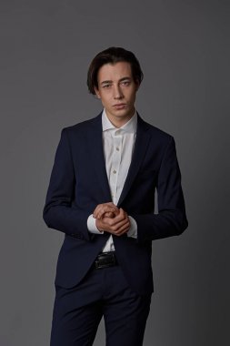 İşadamı portre giyen trendy elbise
