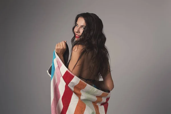 Vrolijk meisje in zwembroek poseren met handdoek — Stockfoto