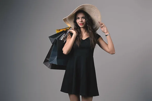 Mujer atractiva posando con bolsas de compras —  Fotos de Stock