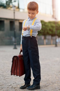 Çocuk elini onun gümüş gözetiminde zamanında doğrulanıyor