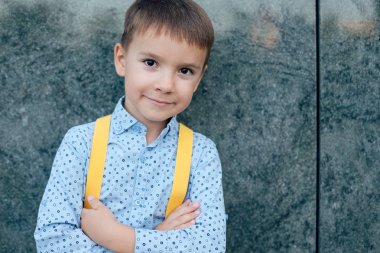 Gülümseyen çocuk dikey, çapraz eller