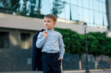 Formal giyim, şık giysileriyle poz okullu çocuk