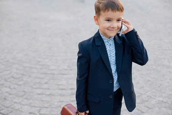 Boy berbicara di telepon — Stok Foto