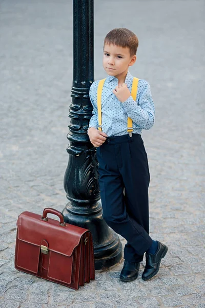 Boy berpose di jalan pejalan kaki dengan tas bown — Stok Foto