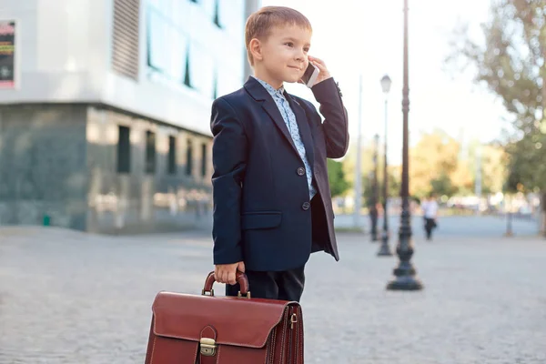 Budoucí podnikatel v obleku mluvil po telefonu — Stock fotografie