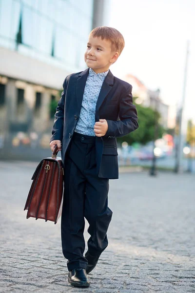 Будущий бизнесмен в официальном костюме с портфелем — стоковое фото