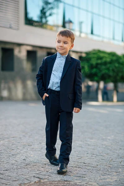 Jongen in klassieke donker blauw zakelijk kostuum — Stockfoto