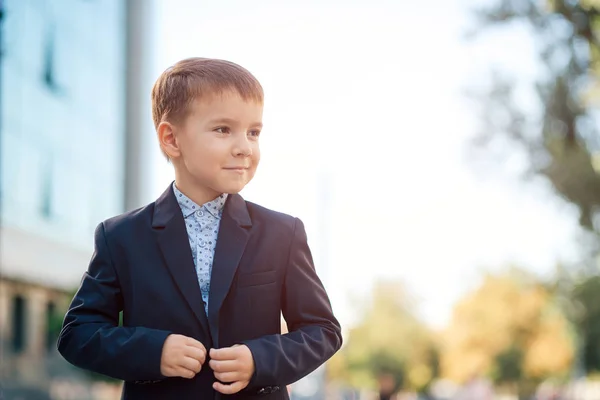 Boy dalam modern klasik biru gelap kostum bisnis — Stok Foto