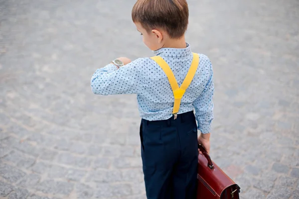 Boy memverifikasi waktu bersiap-siap untuk pertemuan — Stok Foto
