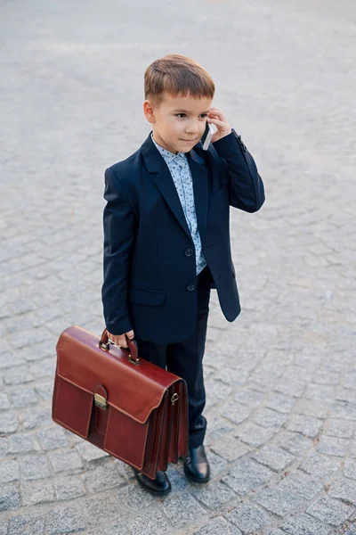 Будущий бизнесмен с портфелем и телефоном — стоковое фото