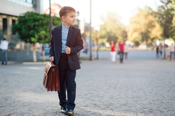 Futuro uomo d'affari in abito formale con valigetta — Foto Stock