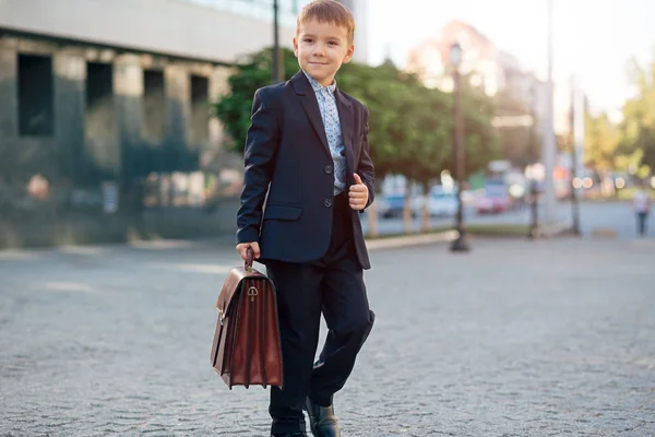 Будущий бизнесмен в официальном костюме с портфелем — стоковое фото