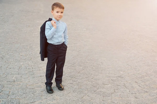 Portrait anak sekolah berpose dalam pakaian elegan — Stok Foto