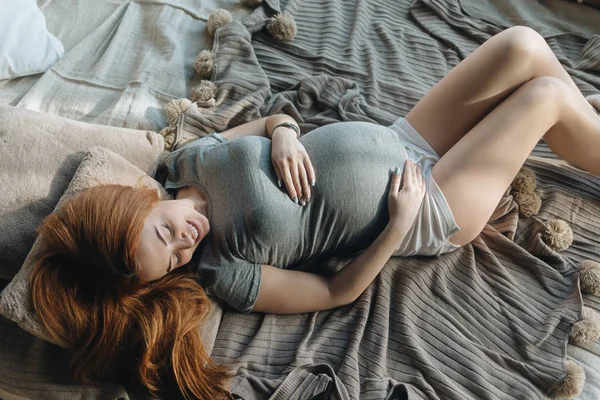 Gelecekte anne karnı dokunmadan süre istirahat yatakta döşeme 