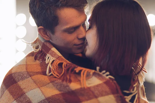 Feliz lindo casal beijando em cobertor — Fotografia de Stock