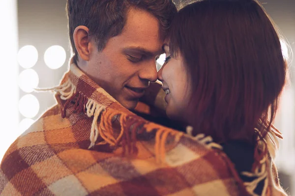 Feliz hermosa pareja — Foto de Stock