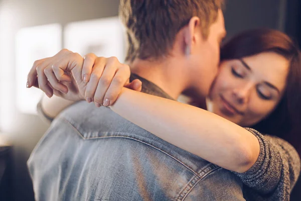 Adam kadını sevgi ile yanağından öperken — Stok fotoğraf