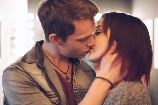 Güzel çift arka planda ışıklı öpüşme — Stok fotoğraf