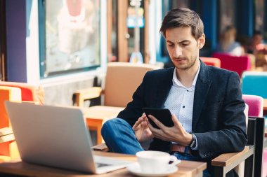 Tablet için arıyorum ve ekran dokunaklı bir adam