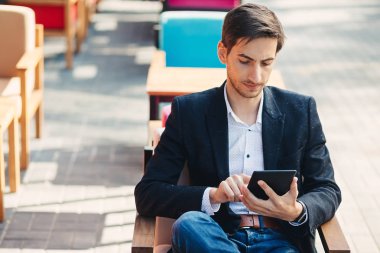  Genç adam parmak tablet ekranıyla dokunmadan