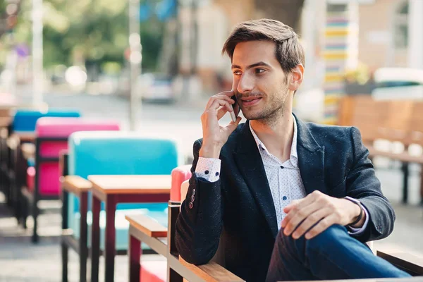 Portré, fiatal, mosolygós üzletember beszél a telefonon — Stock Fotó