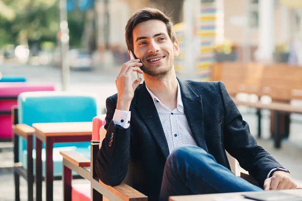 Retrato de un joven hombre de negocios sonriente hablando por teléfono — Foto de Stock