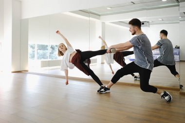 Dans eden kadın ve erkek