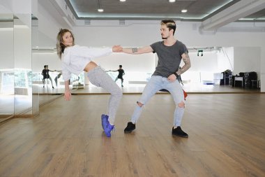 Dans eden kadın ve erkek