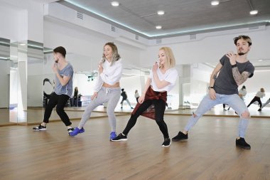 Grup dört hip-hop dansçılar