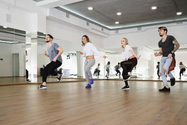 Grup dört hip-hop dansçılar