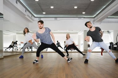 Grup dört hip-hop dansçılar