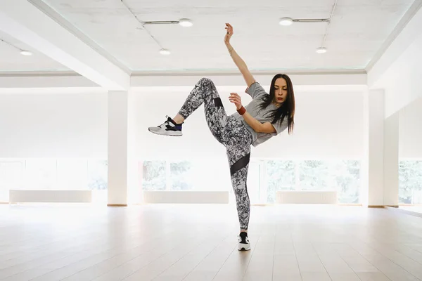 Chica joven atlética realizando deportes y bailando sola en un estudio — Foto de Stock